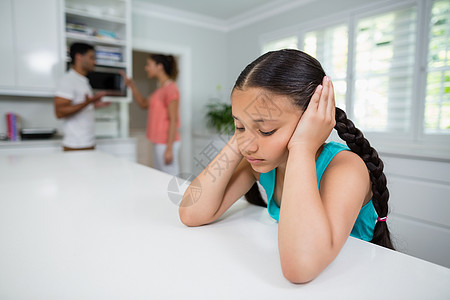 悲伤的女孩听她父母争吵客厅准备房子男生女士男人听力桌子耳朵父亲图片