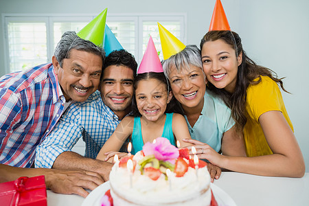 多代幸福家庭在家里庆祝生日晚会的多代人家庭喜悦孙女甜点祖父男性礼物派对父亲混血祖母图片
