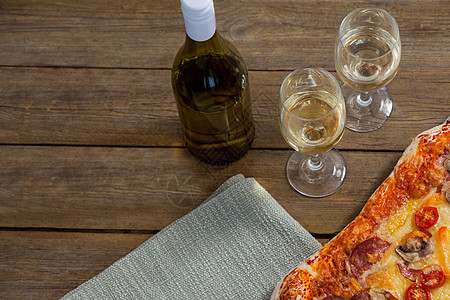 好吃的比萨饼在披萨盘上配着一杯酒瓶和红酒酒杯活力现实酒精美食家育肥蔬菜托盘辣椒饮料图片