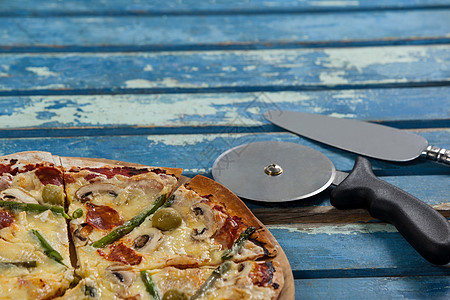 美味的比萨饼在披萨盘上配有剪刀和木板上的刀美食食物活力感情亲热生活配料现实青椒饮食图片