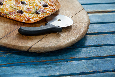 意大利比萨饼在披萨盘上配了剪刀生活育肥活力亲密感现实小吃青椒托盘美食家配料图片