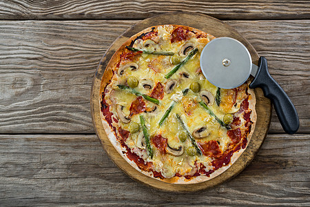 意大利比萨饼和餐盘上披萨切割机辣椒活力专注盘子草本植物蔬菜美食浇头美食家胡须图片
