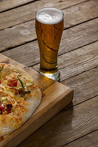 好吃的比萨饼在木板上配了啤酒活动亲热小吃育肥活力现实生活青椒饮食酒精图片