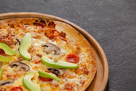 美味意大利比萨饼在披萨盘上卖辣椒活力草本植物香肠托盘育肥美食背景灰色现实图片