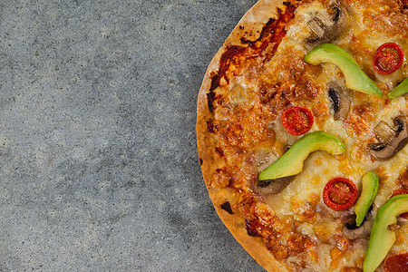 美味的意大利比萨饼用灰色背景披萨零食蔬菜活力浇头营养木头亲密感草本植物美食图片