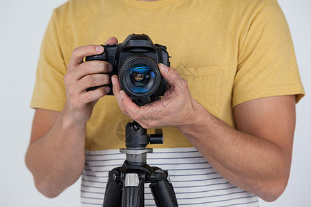 带有数码相机的摄影师单反胡须快乐相机镜片三脚架职场专注生活职业图片