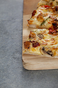 美味的意大利比萨饼用灰色背景美食家草本植物披萨营养生活现实亲热活动青椒香肠图片