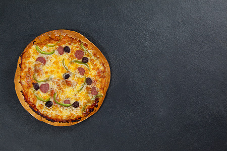 美味的意大利比萨饼用灰色背景美食家零食现实青椒活力辣椒香肠活动亲密感草本植物图片