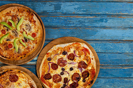各种美味的意大利比萨饼 在披萨盘上服务托盘感情活力育肥亲热活动香肠假期草本植物营养图片