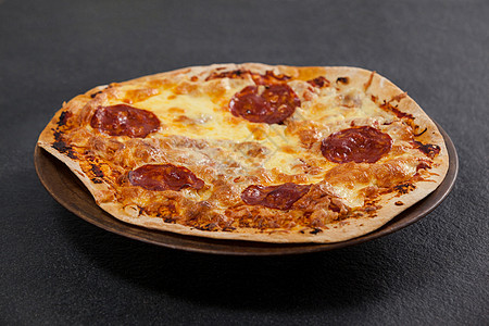 美味意大利比萨饼在披萨盘上卖香肠托盘辣椒美食亲热生活浇头活力营养木头图片