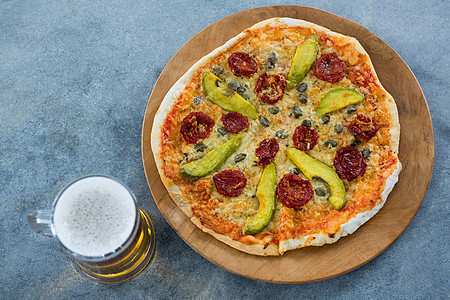意大利比萨饼配了一杯啤酒美食美食家圆圈营养披萨生活育肥托盘香肠草本植物背景图片