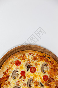 美味意大利比萨饼在披萨盘上卖美食现实活力托盘亲密感亲热零食草本植物感情蔬菜图片
