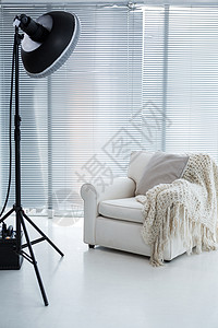 摄影电视中的铁椅子和聚光灯相机现实窗帘三脚架拍照单反技术缺席魅力专注图片
