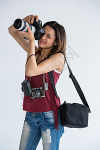 配备数码相机的女摄影师技术工作室摄影闲暇休闲女士魅力混血单反服装图片