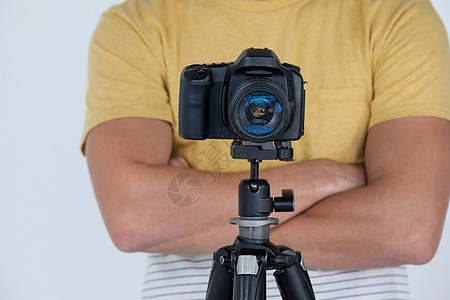 带有数码相机的摄影师办公室创造力胡须镜片服装三脚架艺术家相机活力乐器图片