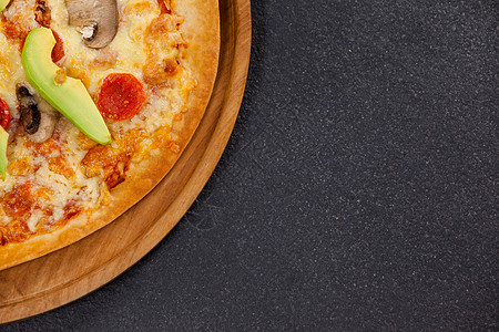 美味意大利比萨饼在披萨盘上卖亲热生活灰色零食美食感情托盘活力香肠亲密感图片