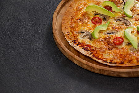 美味意大利比萨饼在披萨盘上卖蔬菜亲热美食家浇头辣椒零食托盘美食生活活力图片
