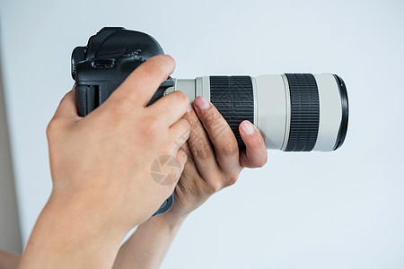 特写摄影记者拿着数码相机的镜头女士混血爱好商业生活摄影师职业电子闲暇工作图片
