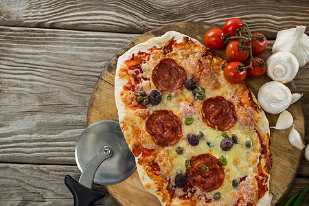 木托盘上配有披萨和番茄的多种物种现实营养浇头盘子草本植物辣椒生活育肥美食家美食图片