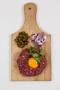 木板上的牛肉 洋葱和橄榄红肉美食营养草本植物食谱点缀生肉绿色烹饪蛋黄图片