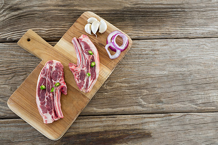 木盘上的西龙排 洋葱和大蒜草本植物石板蔬菜红肉烹饪黑色营养迷迭香木板食谱图片