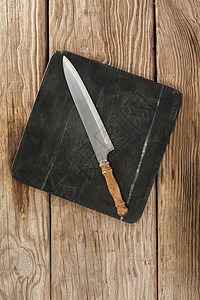 黑板上的刀片烹饪厨具营养炊具餐具木头金属厨房刀刃厨师图片