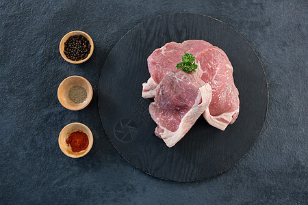 苏伦排和一碗香料木板牛肉食谱红肉营养柠檬圆形黄瓜黑色生肉图片