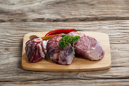木板上的盐和辣辣椒红肉生肉木头食谱芫荽牛肉美食营养洋葱红色图片