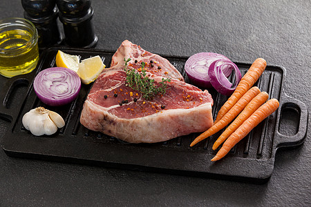 黑烤炉上塞罗宁排和配料美食洋葱胡椒迷迭香生肉点缀牛肉烹饪红肉金属图片