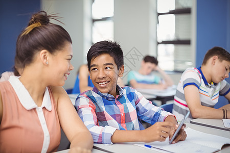 在课堂上使用移动电话的学生 学生男生学校功课女学生女性互联网家庭作业男性沟通中学图片