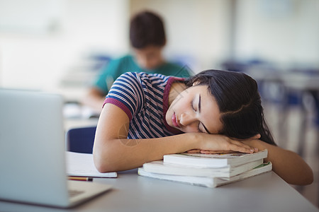 在校女学生在课堂上睡觉的疲累教育女性电脑女孩朋友闲暇校园笔记本青春期服装图片