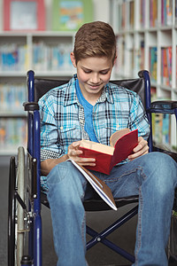 图书馆中残疾男学生阅读书专注学习阅读青少年男生青年青春期中学服装学校图片