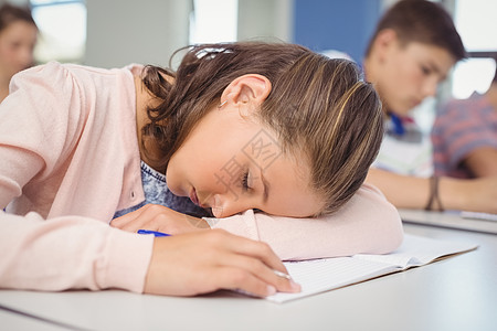 在校女学生在课堂上睡觉的疲累沉思技术服装青春期学校女孩青年中学教育睡眠图片