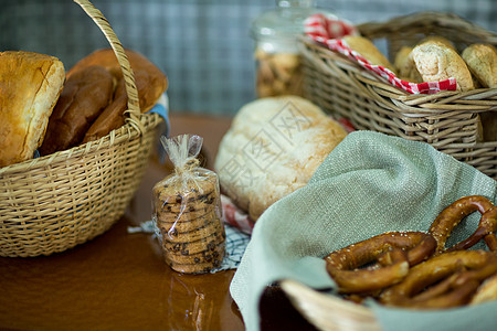 各种面包和饼干在柜台上柳条屏幕蛋糕架触摸屏生活糕点团队篮子塑料烘焙图片
