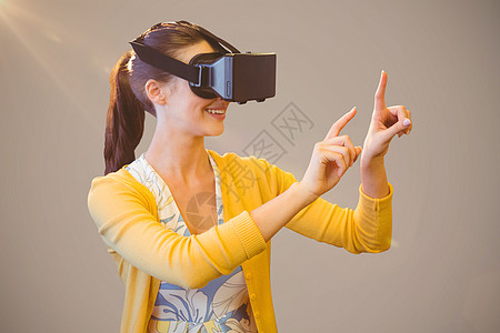 使用虚拟现实装置的妇女综合图像Name以虚拟现实设备制作哺乳动物草地平板裁剪畜牧业反射领导家畜草食性休闲图片