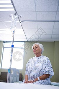 坐在床上的老年病人担心治疗友谊朋友医院童年毯子病号器材疾病女性图片