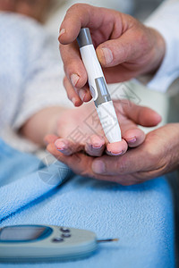 用胰岛素笔检测老年病人糖尿病的医生病房治疗保健职业卫生测试专家毯子医院女士图片