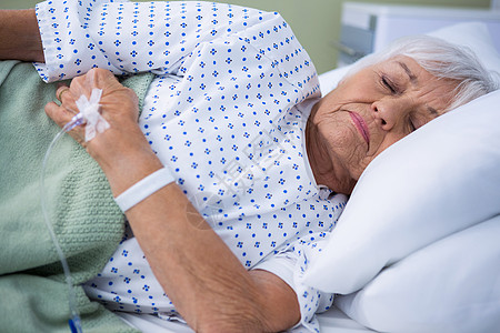 高级病人躺在床上智力器材诊所友谊静脉沉思病房治疗女士退休图片