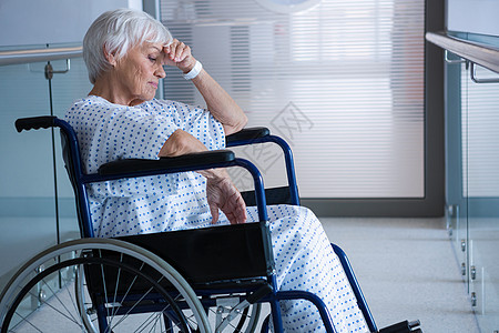 在医院通道轮轮椅的残疾老年病人 残疾人功能童年智力保健疾病医务室服务机动性人员男人图片
