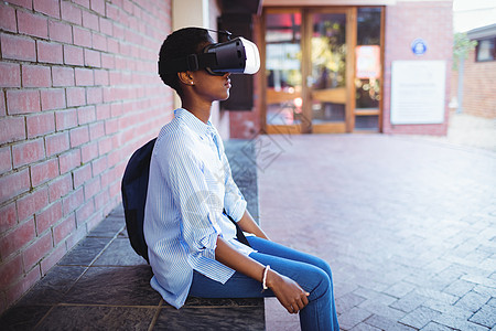 使用虚拟现实耳机的女学生童年书包朋友眼镜教育中学智能夫妻女孩技术图片