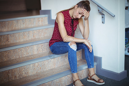 孤单坐在楼梯上悲伤的女学生寂寞学生女孩朋友友谊悲哀情感童年服装智力图片