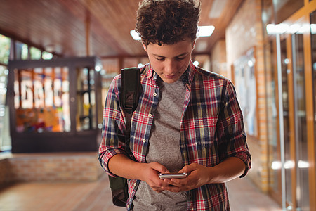 在学校走廊使用移动电话的男学生人数校内手机技术电话触摸屏男性网络互联网童年男生教育图片