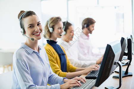 在呼叫中心工作的客户服务主管人员 咨询处操作员办公室女士职业职场听力休闲监视器键盘耳机图片