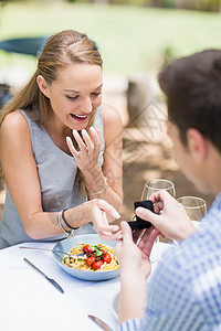 男子向妇女求婚 提供订婚戒指感情顾客食物酒精女性珠宝盒玻璃休闲男性行业背景图片