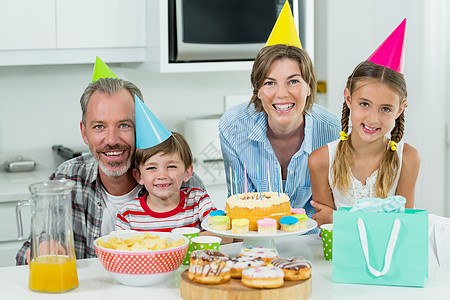 一起在厨房庆祝生日的笑脸家庭 在厨房里图片