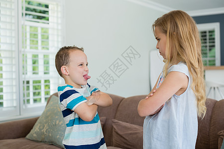 哥哥一边玩弄妹妹 一边站着手交叉微笑客厅房子男性烦躁服装恶作剧兄弟现实援手图片