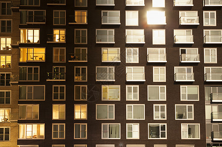 现代公寓大楼的日至夜间过渡改造图片