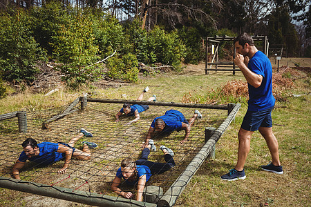 适合在障碍课程期间爬到网下的人军事军营女性挑战运动员娱乐训练营木头耐力生活方式图片