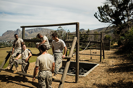 士兵们坐在障碍赛道上混血公园地面军事训练营生活方式男性活力运动员军营图片