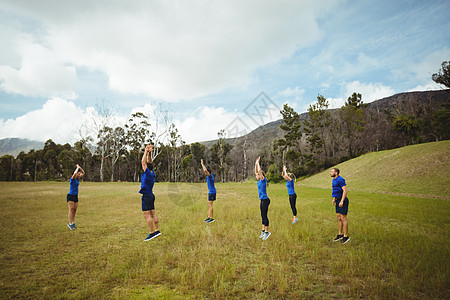 适合从事伸展锻炼的人地面女性军营拉伸运动服训练团队娱乐闲暇活动背景图片